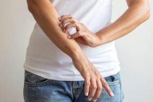 Petits boutons, démangeaisons : est-ce une allergie au soleil ?